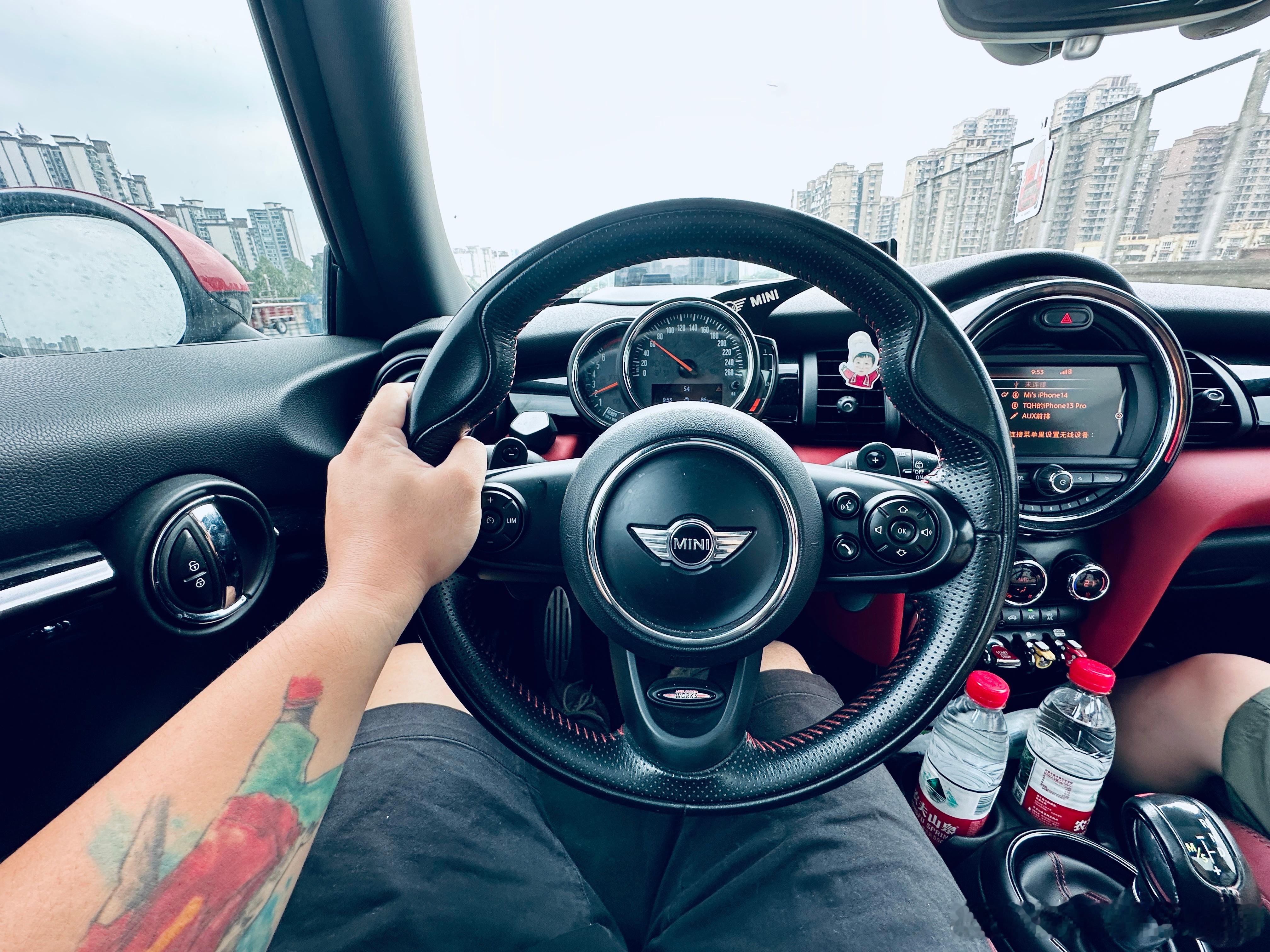 今早去看个电影，必须得开一台有排气声浪的车，《F1：狂飙飞车》，赛车爽片无疑了[