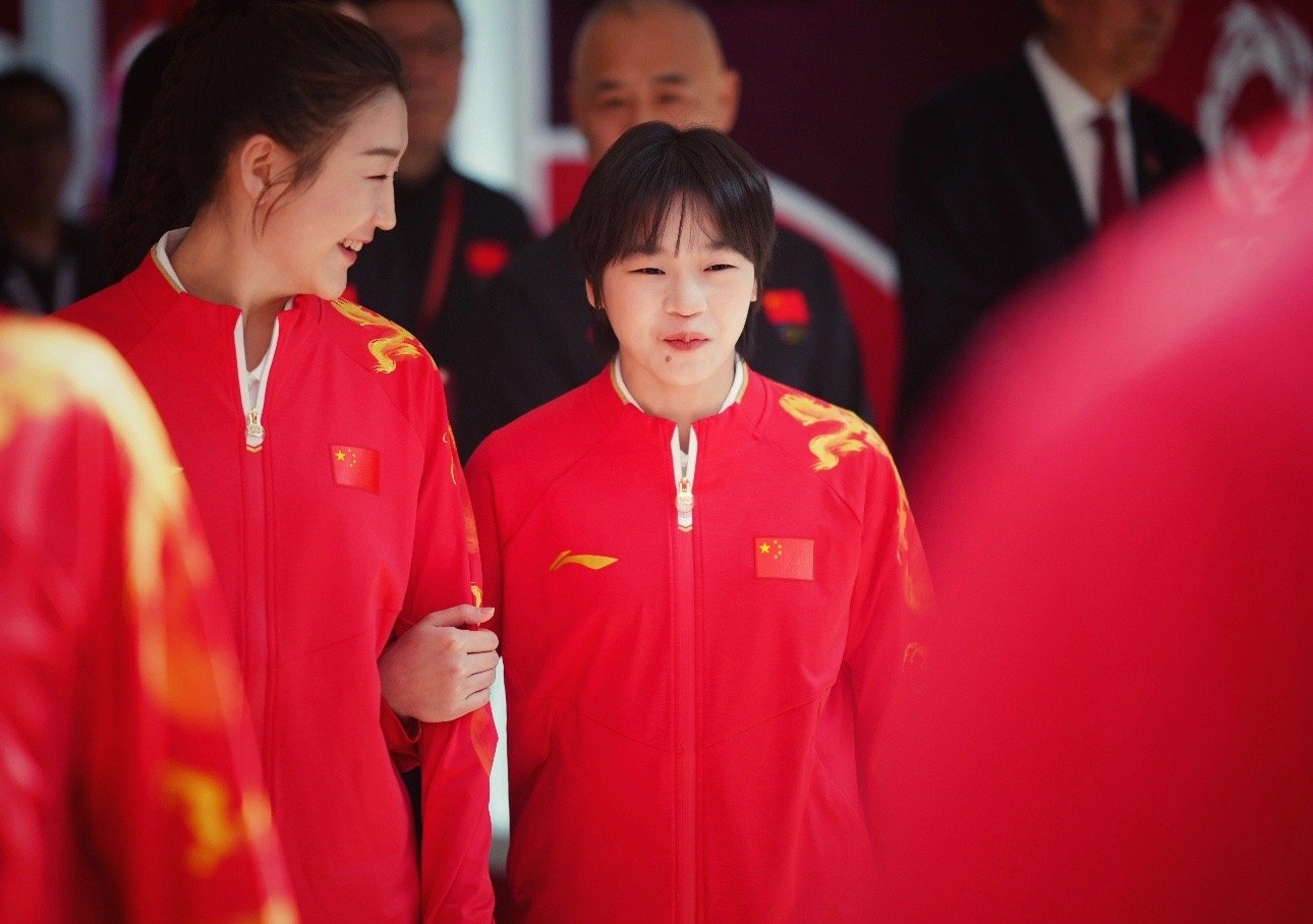 李宁与中国奥委会签约又是羡慕全妹的一天 超爱的我也想这样挽着宝宝的手敬各位来宾的