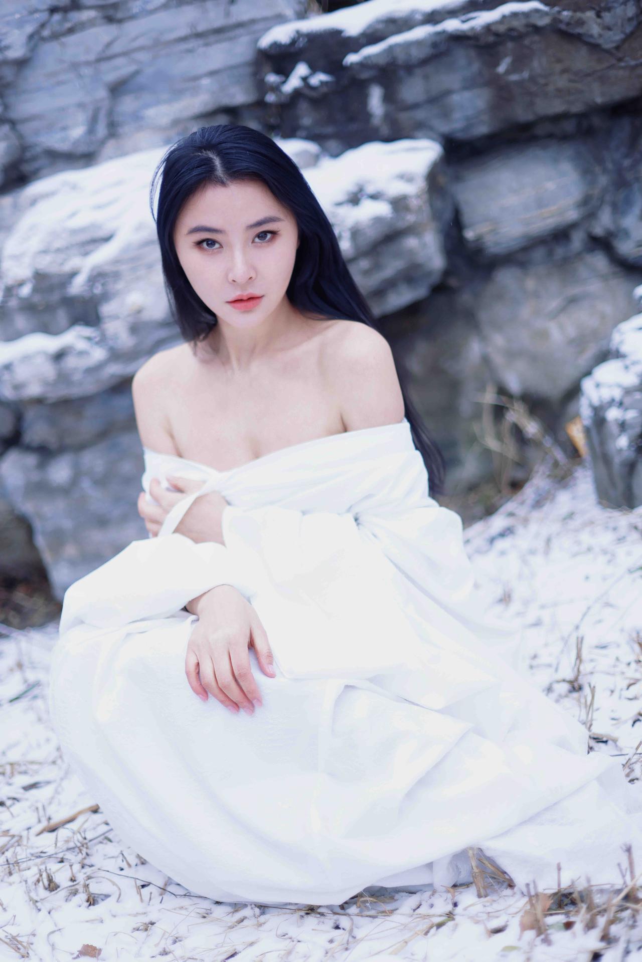 环球小姐冠军. 吴丹.大雪天，如果你家院子里出现这么一只小狐妖，你该怎么办？