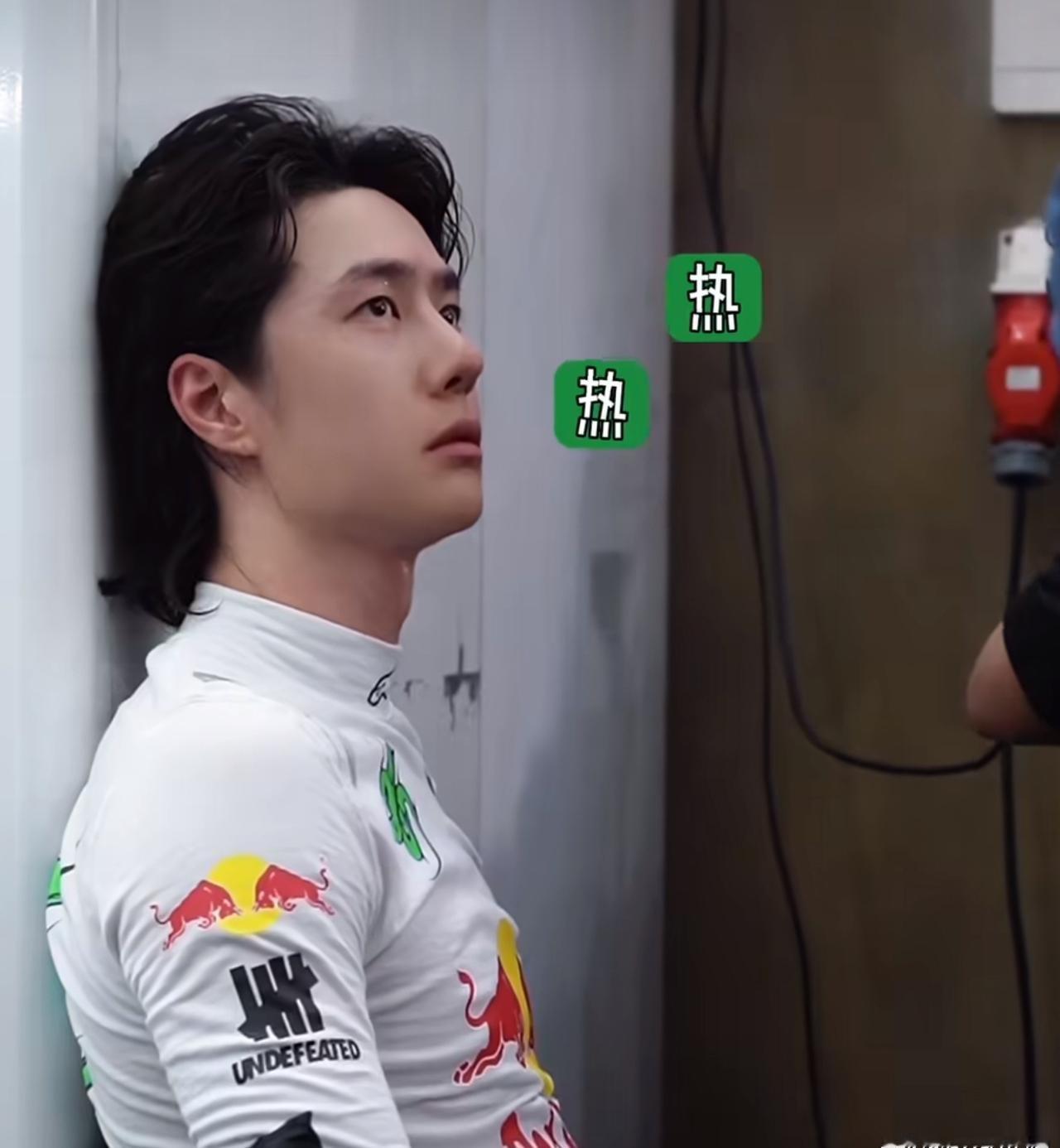王一博你怎么萌成这样啊，全素颜这个脸精致的哟，这回的小卷毛又有点不一样咧[哇] 