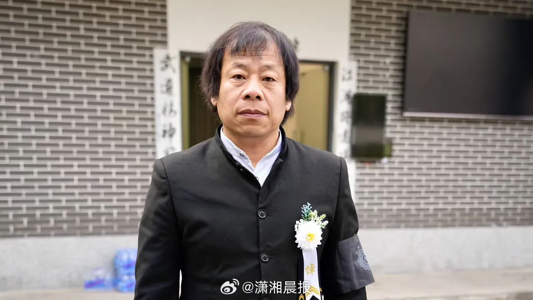 【#粉丝携带一份陈真录像带祭拜梁小龙#，#梁小龙模仿者坐31小时火车送别梁小龙#