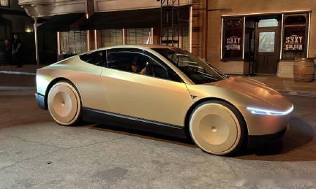 还记得去年特斯拉亮相的那辆没有方向盘和踏板的双座无人出租车Cybercab吗
有