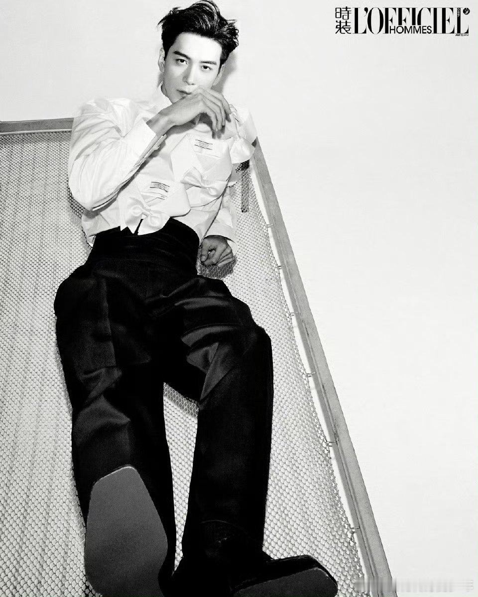 陈星旭时装男士四月刊封面🎉 时装男士四月刊  ｜陈星旭松弛诠释高级。从角色到封