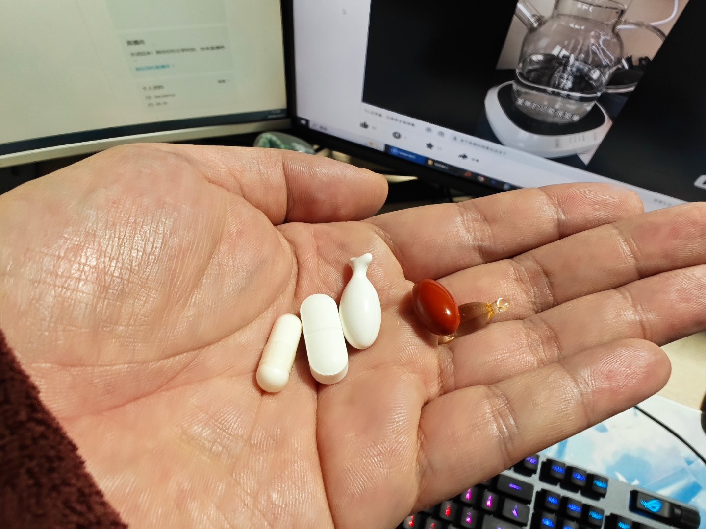 昨天晚上吓得好好睡了一觉今天吃一套补剂从左到右依次为：维生素K2、镁、液体钙、辅