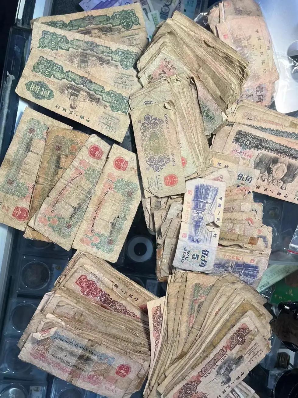 一堆老破旧，破铜烂铁，不值几个钱，品相很重要，不过多少还是能赚一些
然而，就是这