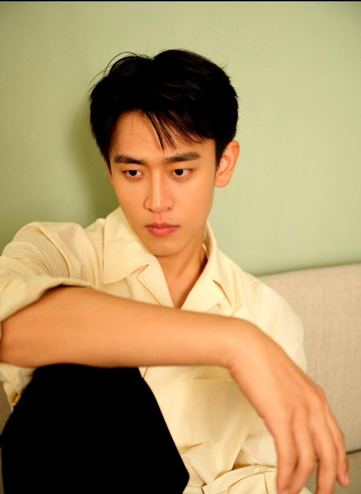 顶流们砸钱买热搜，这个185的硬汉却一声不吭抢走央视春节档两个遥控器。你敢信他入