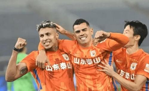 优化战术体系：泰山队进攻存在“无效传控”和套路单一的问题，应减少对单核球员的依赖