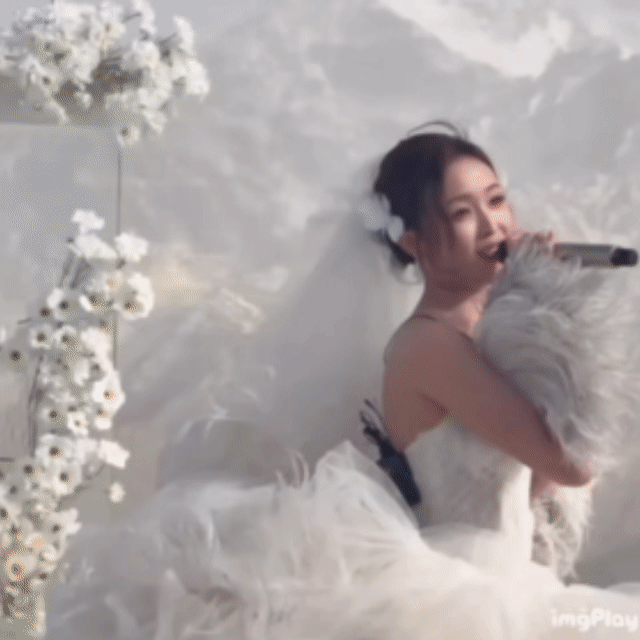 吴宣仪陈德容穿婚纱唱爱存在德容姐姐换我来唱两句吧！期待爱存在[哇]现在先来看我们