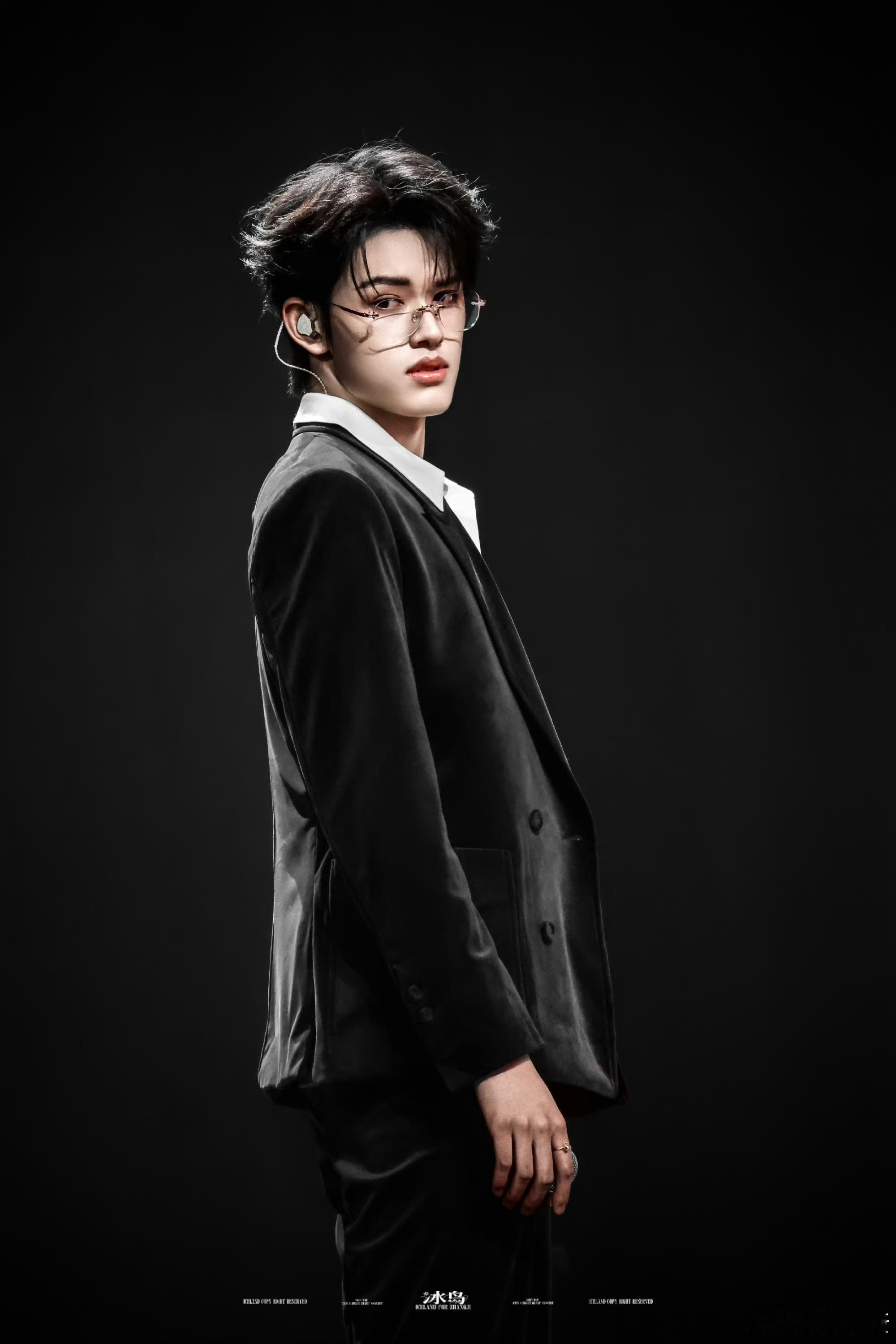 张极转音转强混转头声 张极唱功真是不错啊，英文情歌完全统治区来的，这个转音转强混