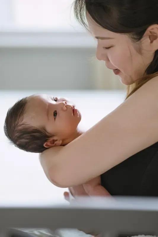 丧偶式育儿如何破局？让爸爸回归家庭，关键在这3步！

孩子哭闹时永远只有妈妈的手