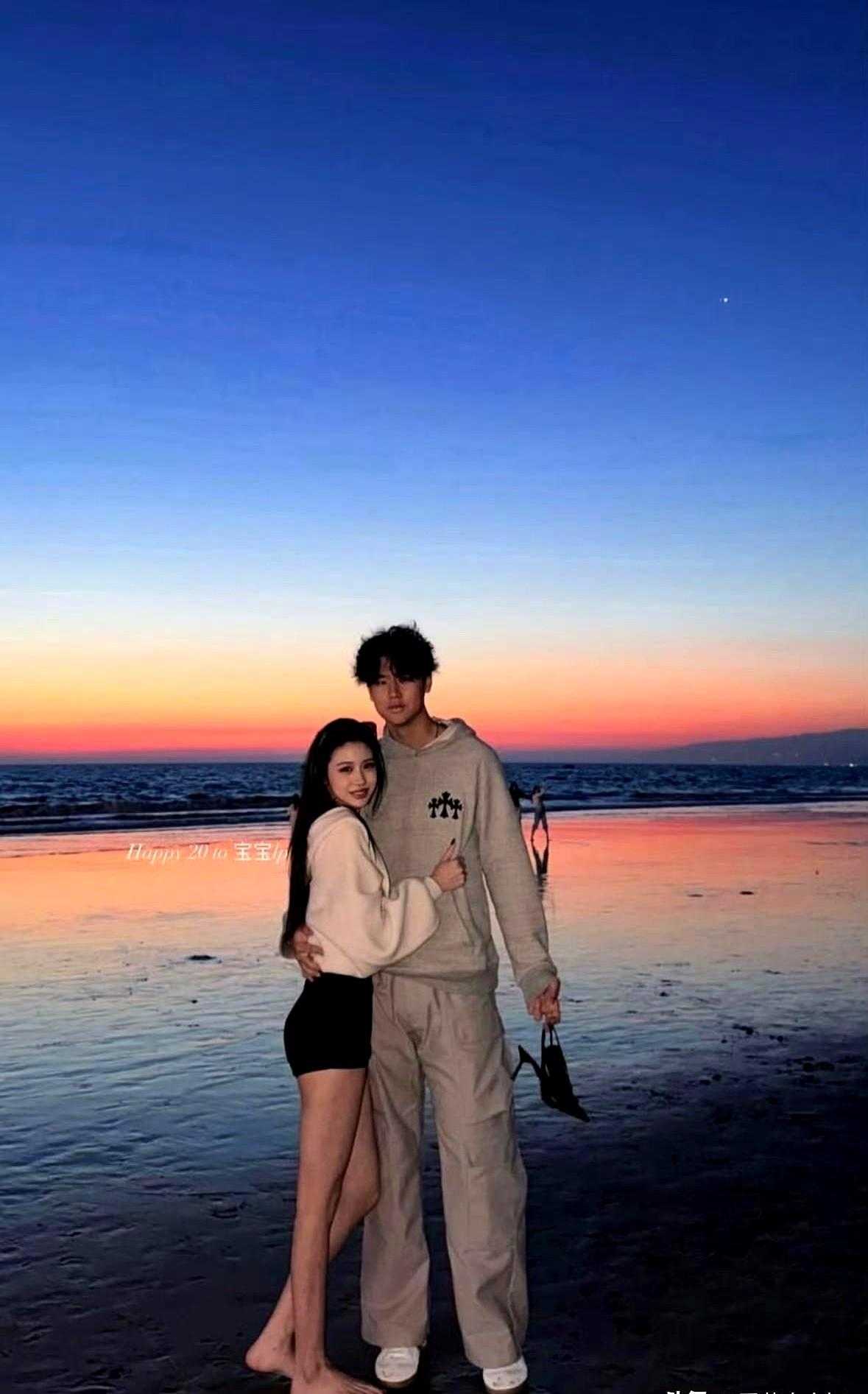 小姑娘已经到了恋爱的年纪！

汪峰女儿小苹果晒出与男生搂腰的亲密合照，作为公众人