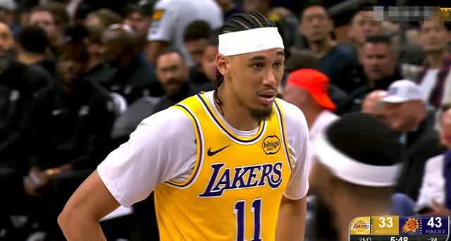 湖人中锋海斯真是生不逢时！虽然昨天湖人在客场以110：113不敌太阳，但是海斯的