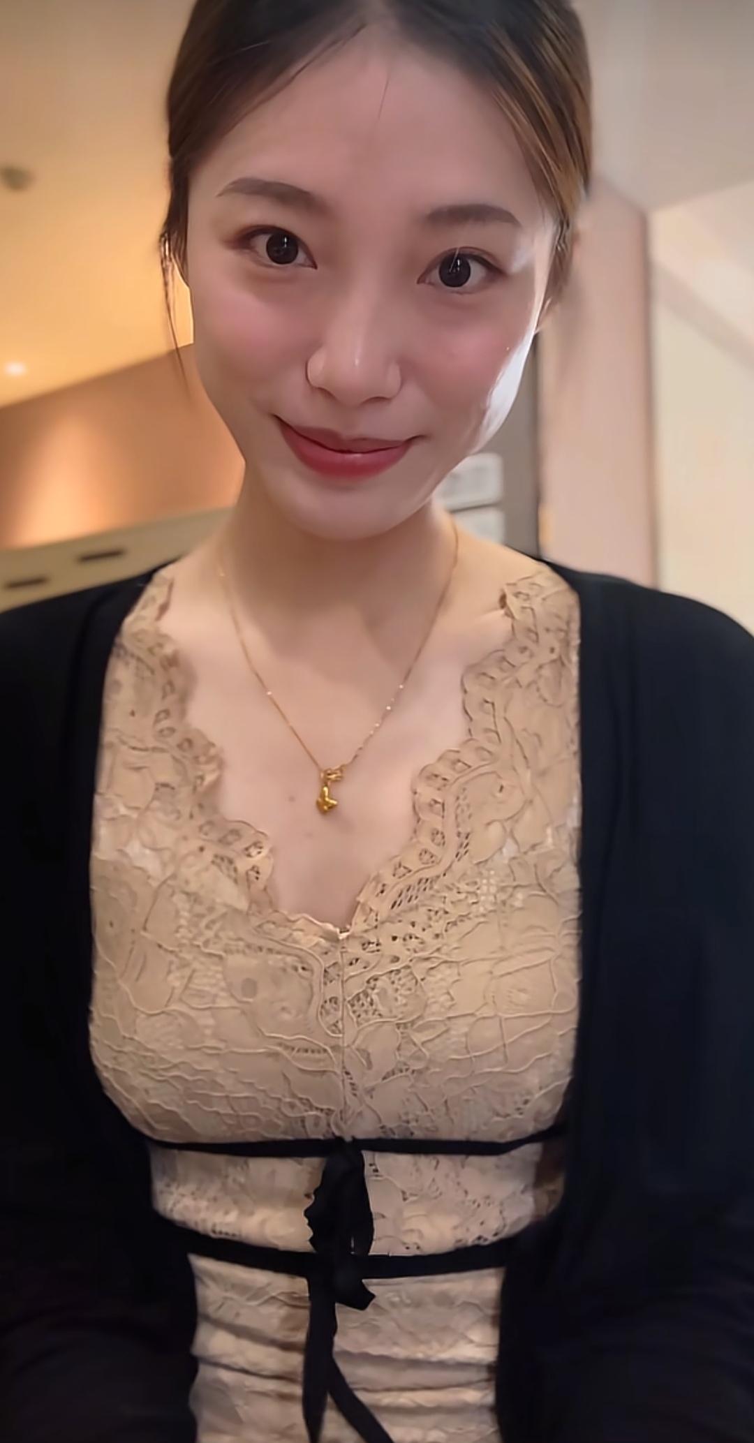 蕾丝连衣裙搭配黑色开衫，温柔迷人！💕👗💍