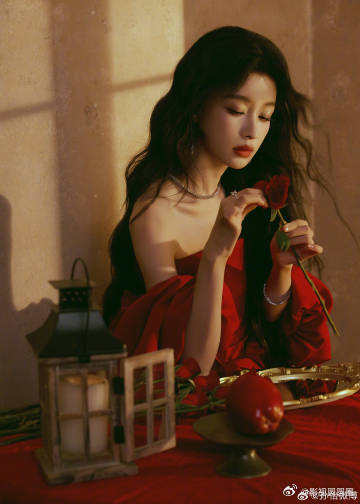 孙怡红裙完全明媚大美女 孙怡的红裙造型永远这么有生命力，明媚的笑容配上舒展的体态