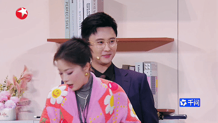 千问投喂短剧霸总八个粽子千问在春晚精准整活，八个粽子投喂短剧霸总，把谐音梗玩到极