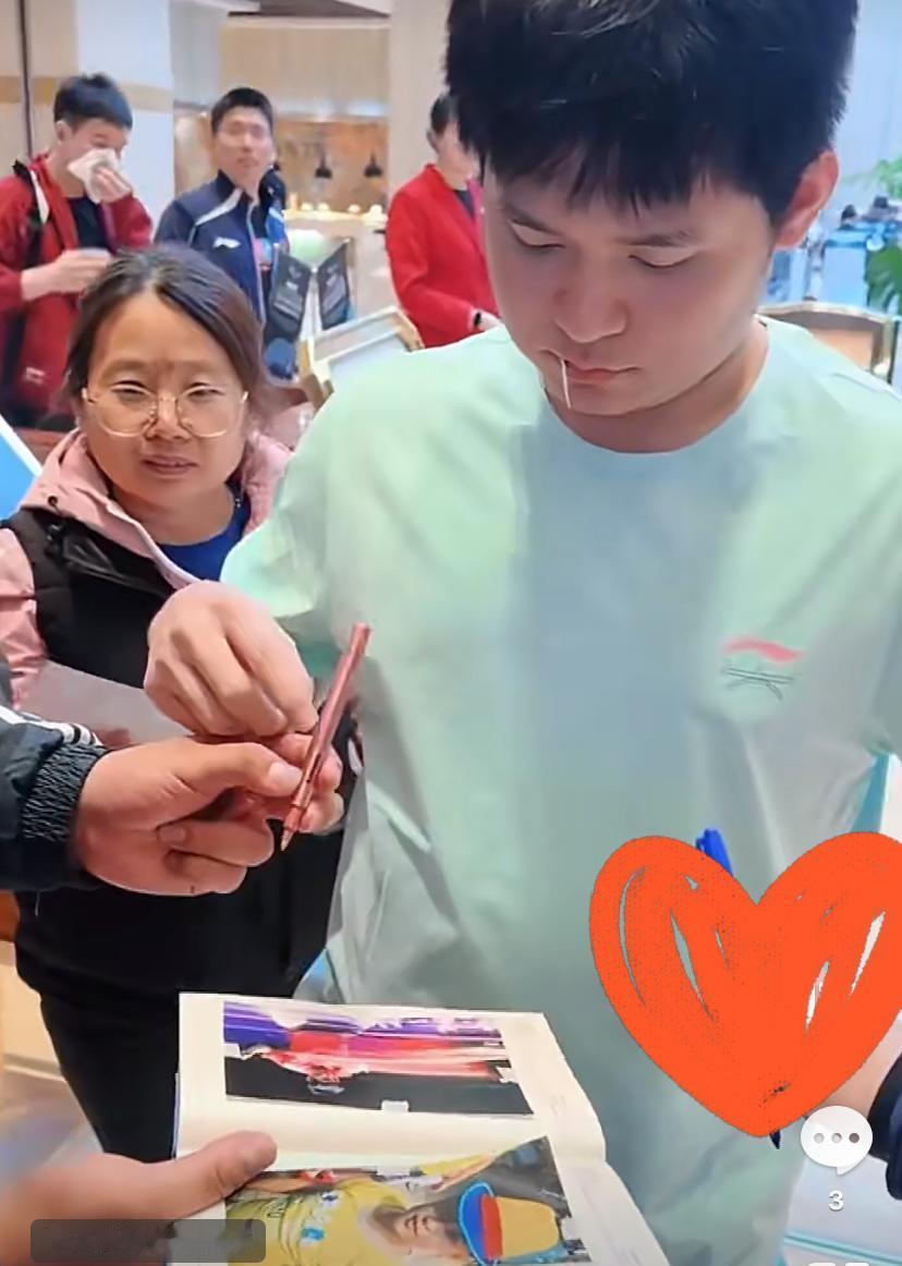 孙颖莎王楚钦等5人传来喜讯，
男单1人和女单4人，
没有今日嘴里叼着牙线签名的林