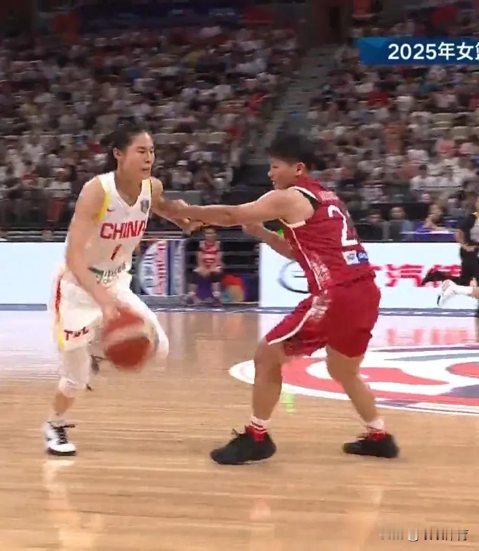 【中国女篮半场49-20领先】
第二节，中国女篮派出1+4小个阵容，王思雨带四个