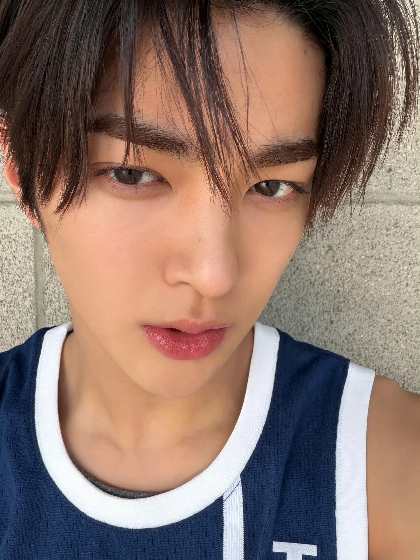 我是安乾镐 事先声明 我长那么帅不是故意的 我妈也不知道我刚出生就这么帅 最后关