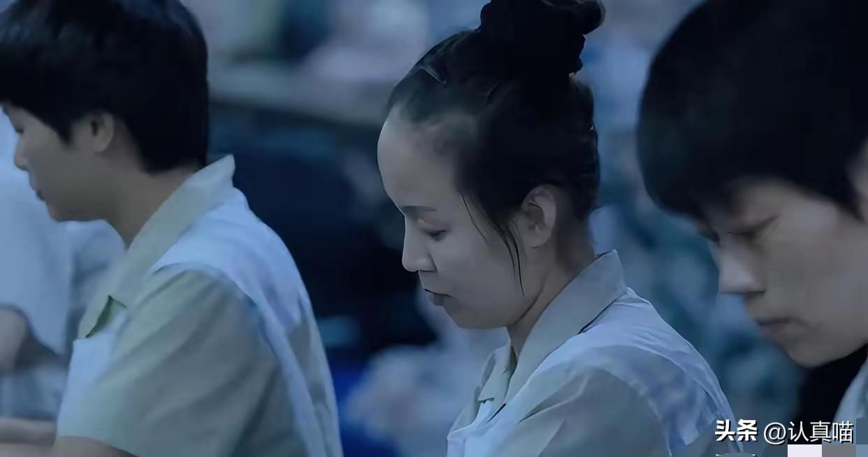 同样是在押服刑人员，
别人清一色利落短发，唯独她能留及腰长发，扎着精致丸子头，实