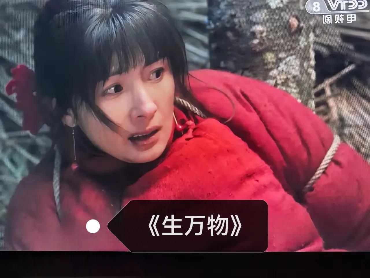 昨晚《生万物》在央8播放3集，今晨就看到许多网友在黑杨幂了。      说什么的