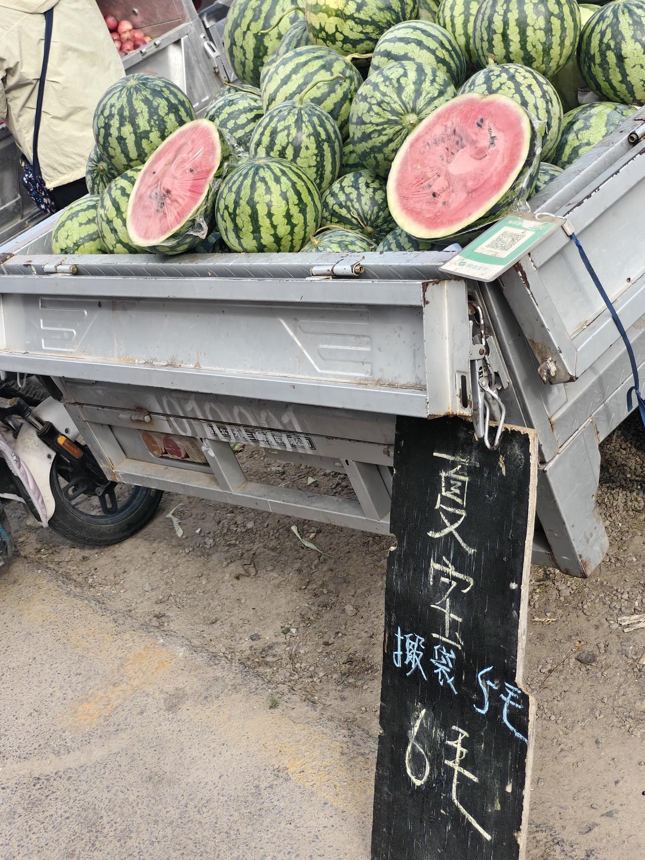 你瞧瞧，在运城盐湖西街早市，这西瓜是一天一个价，昨日还卖六毛一斤，今天变成了5毛