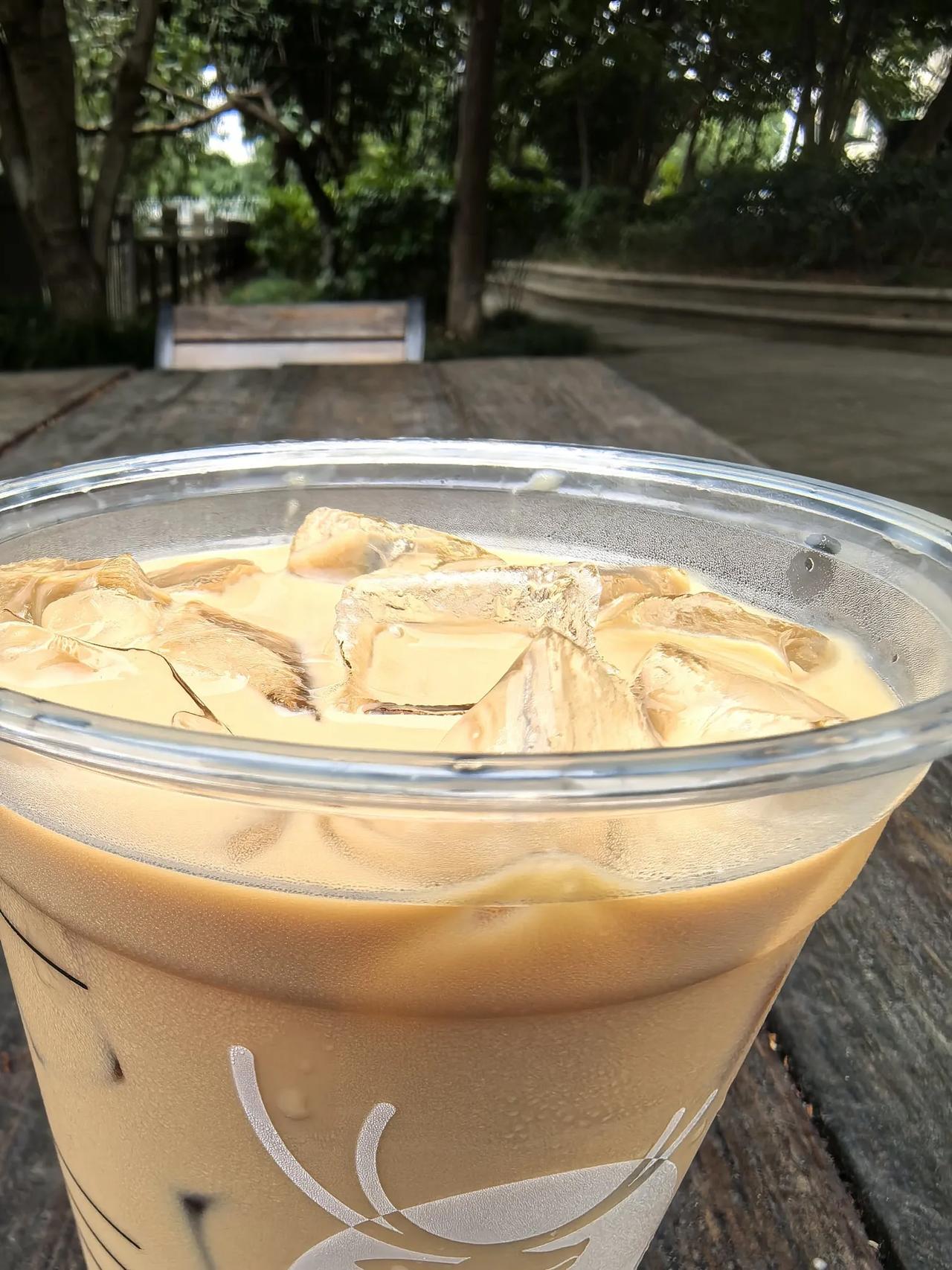 你撑纸伞回头望，
千年乌衣巷～
