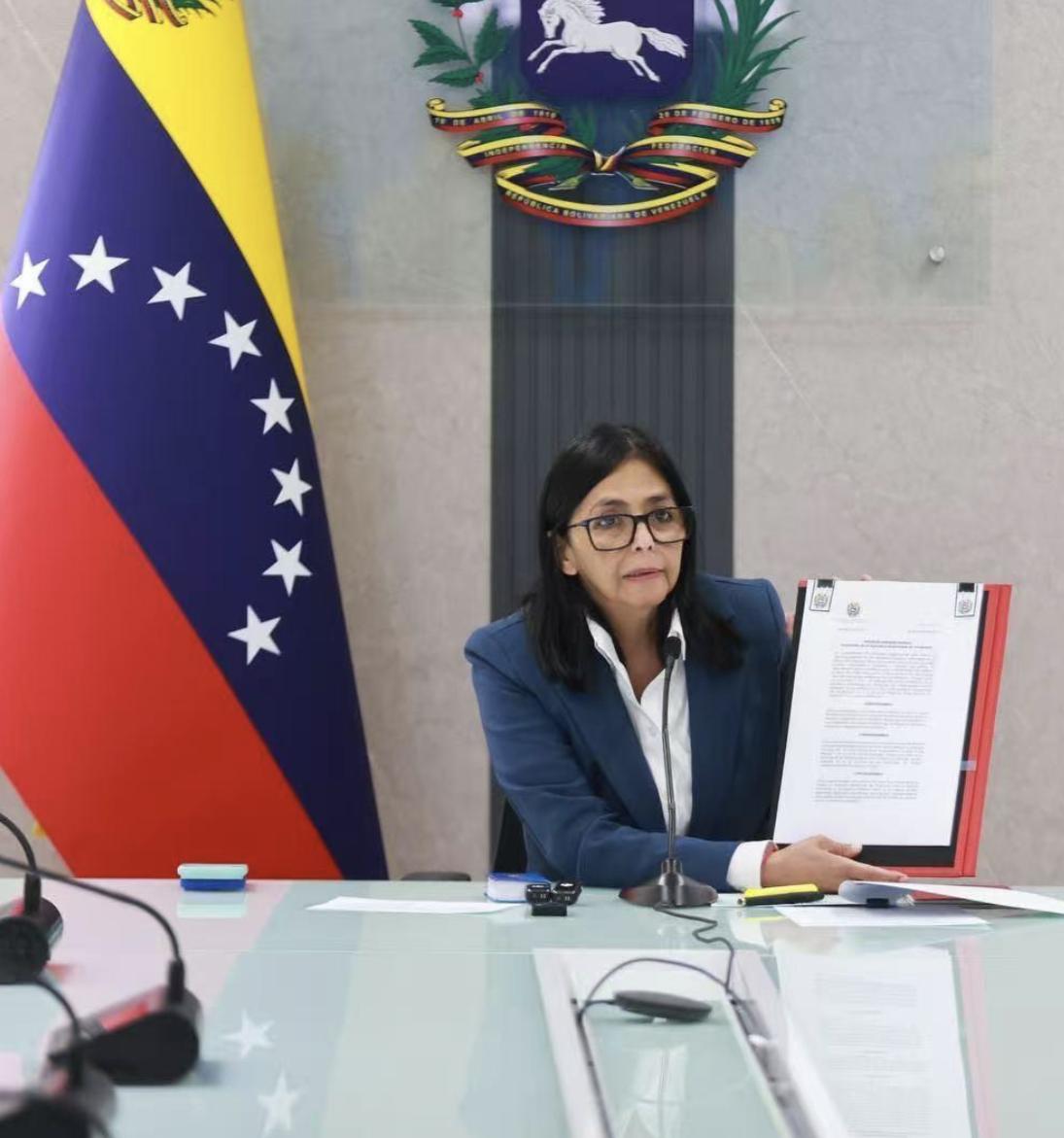 一个细节证明，CIA在委内瑞拉的安插的内应，就在马杜罗的身边。

凌晨两点，遭到