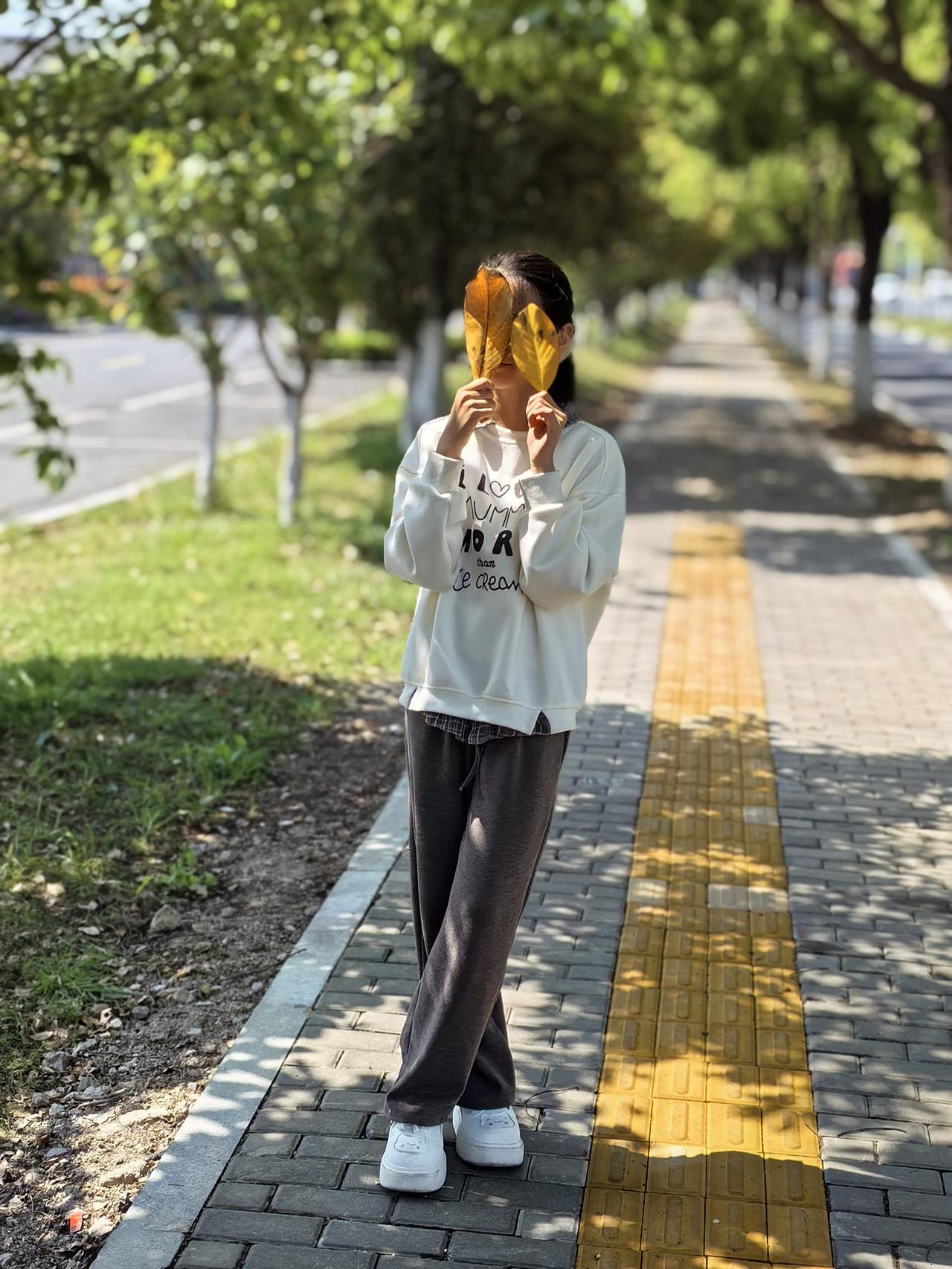 这是多么盼着假期～

上学的路上叽叽喳喳，
一会问几遍几点了。

 我看看表又瞅