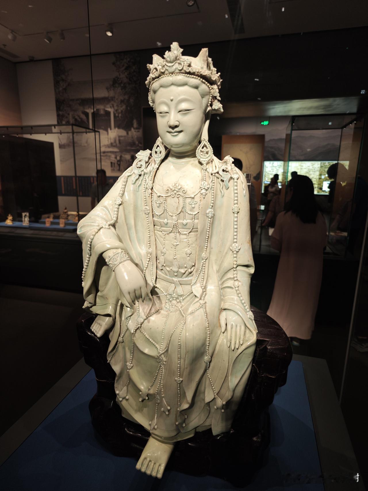 元代造像为什么少见？看首博这件残损水月观音就明白了
 
很多人逛博物馆，偏爱宋塑