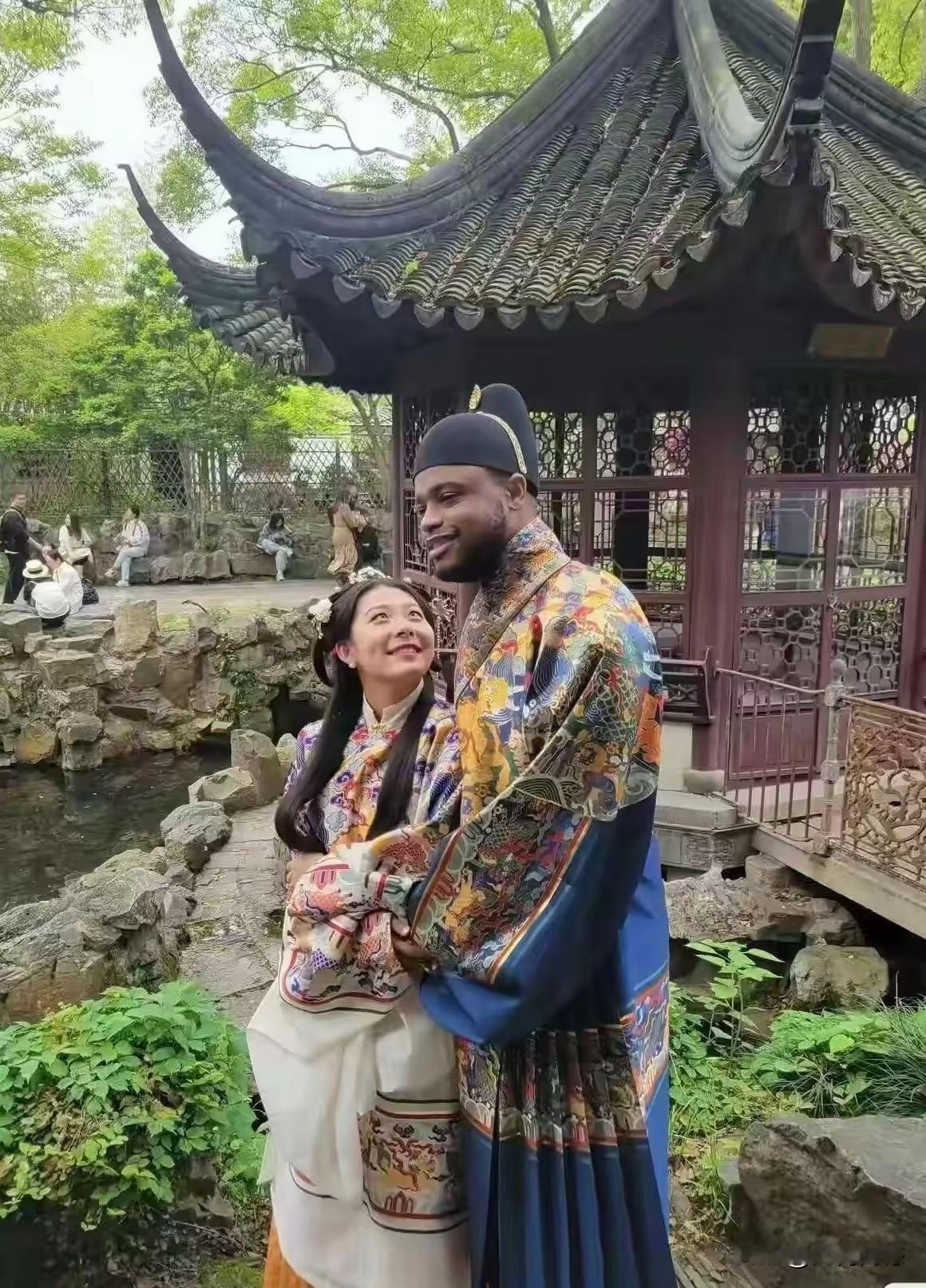 这两个人穿的衣服，倒是很有传统服饰的特点，衣服所用的面料应该都是上好的丝织品，看