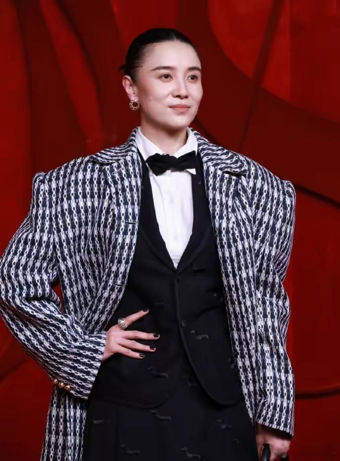 一众女星都选择长裙登场的红毯上，宋佳的大宽肩西装就显得格外抢镜，有个性、有气场、