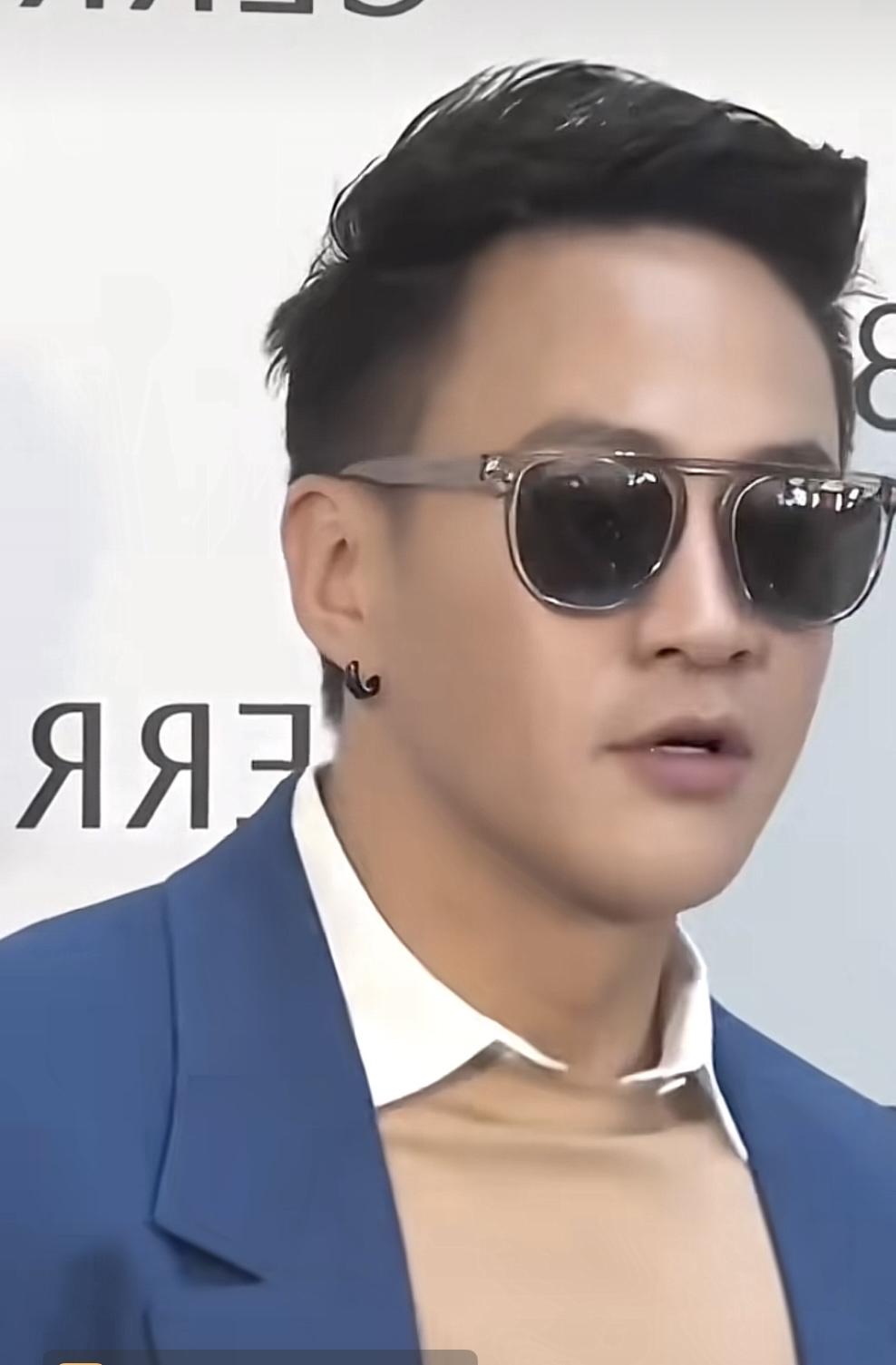 20多年过去了51岁的偶像男男星何润东依然是少年，他不像有些男演员把自己整得成了