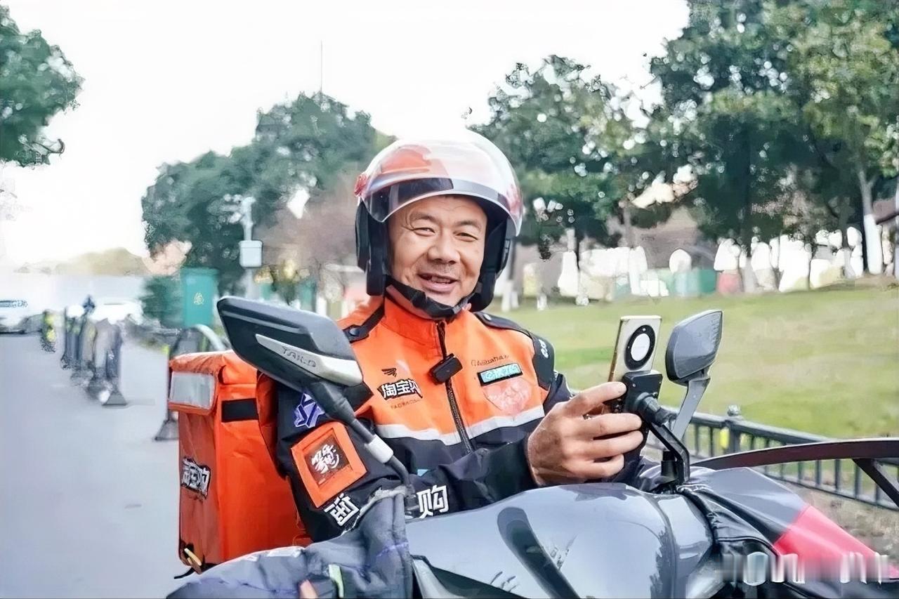54岁的外卖员王计兵，用6000多首诗，写出了普通劳动者最真实的人生，也把自己写
