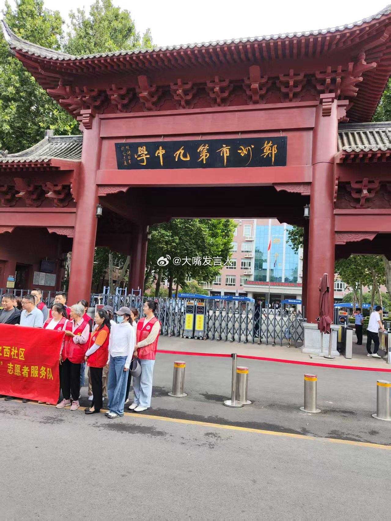 河南一男孩拿1米9向日葵陪姐姐考试    刚从街上骑行回来，上午9点钟一过，考场