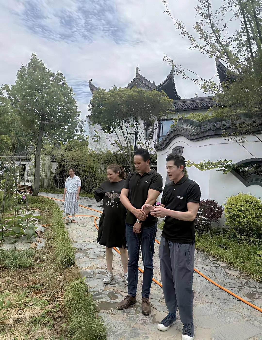 方媛郭富城回乡探亲，舅舅奢华庄园近两千万，这才是真正的向往的生活吧 