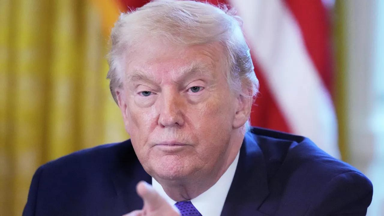 特朗普想往伊朗扔核弹，美军一把手听完直接说不，后果太严重！
 
2026年4月1