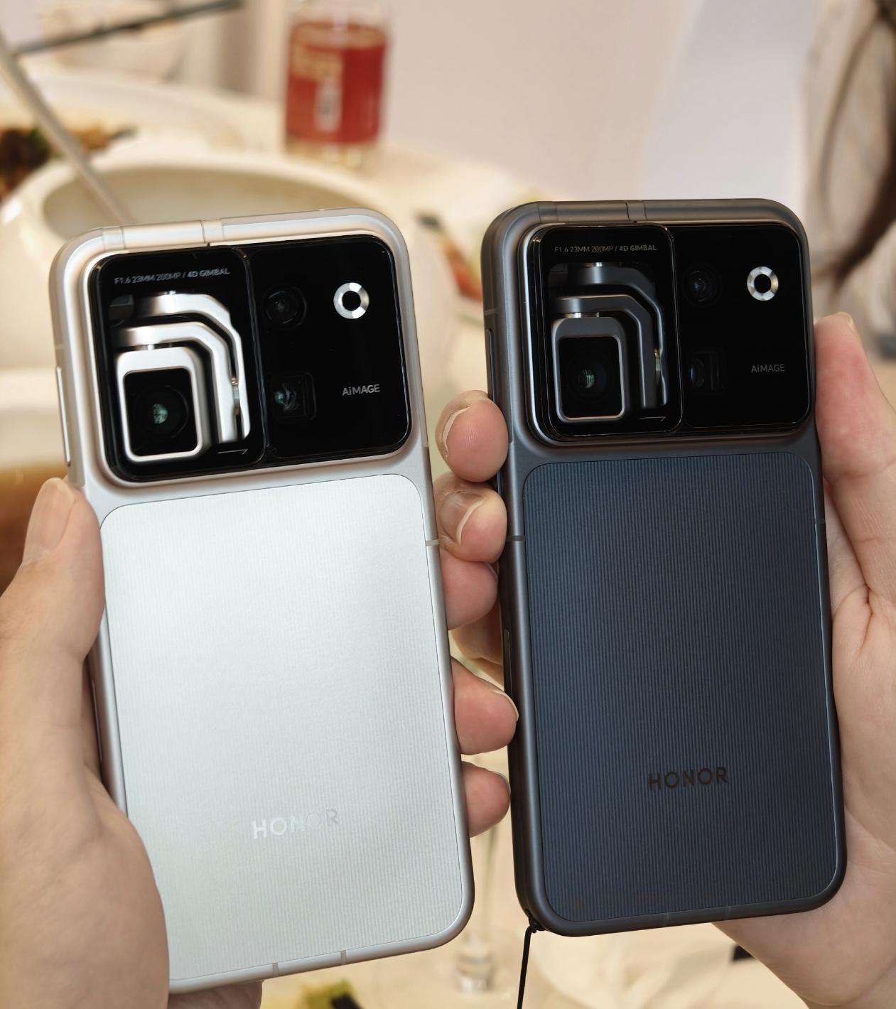 如果是你，会选哪款配色？
荣耀Robot Phone一共两款配色，银色和灰色，看