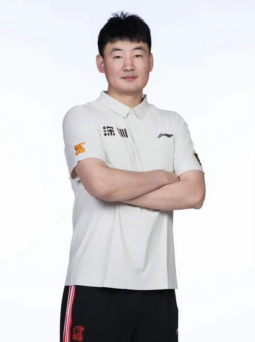 根据消息，深圳男篮新赛季将有前功勋球员顾全担任主教练，郑永刚因身体原因已多次提出