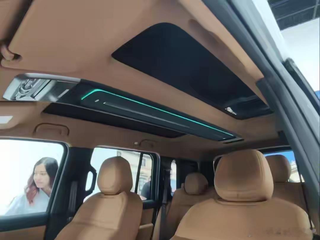 iCAR V27海外版外观曝光，纯白色车身高级感满满。方正车身、宽轮眉、侧踏板，