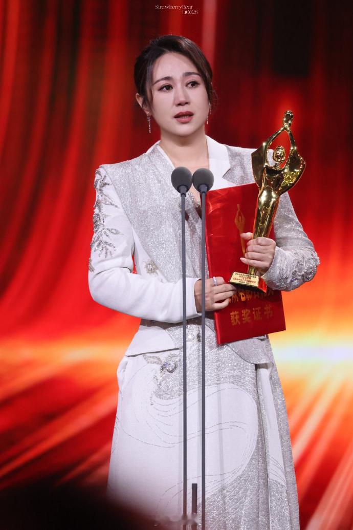 突然发现马丽近几年的主流奖项收获还挺多的：2022：金鹿奖影后「这个杀手不太冷静