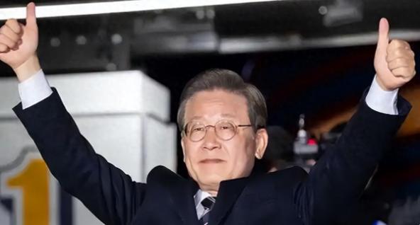 韩媒：我们真是太憋屈了！

首尔街头，一名韩国大学生举着写满抗议标语的牌子，愤怒