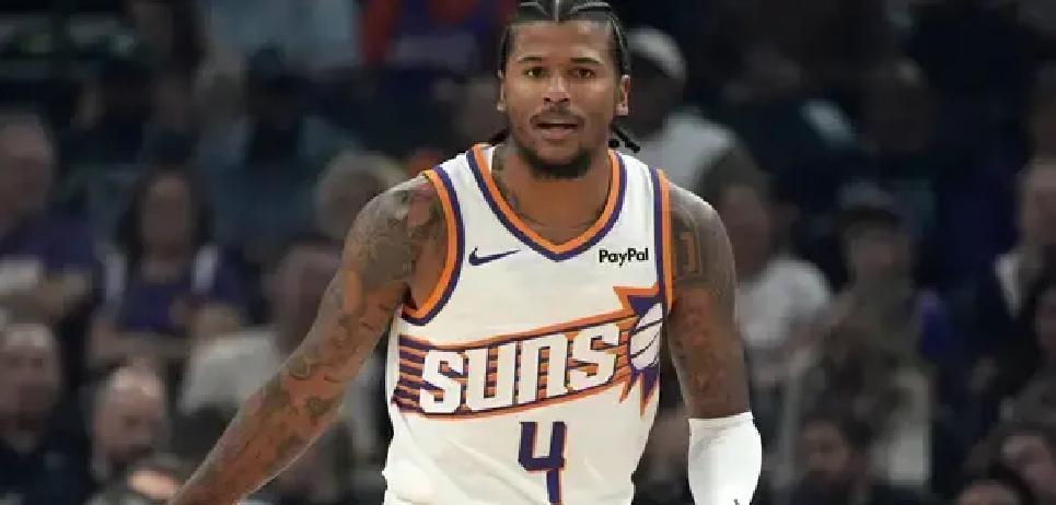 11月某夜，菲尼克斯球馆通道，杰伦·格林一句脏话被直播抓包，联盟立刻开2.5万罚