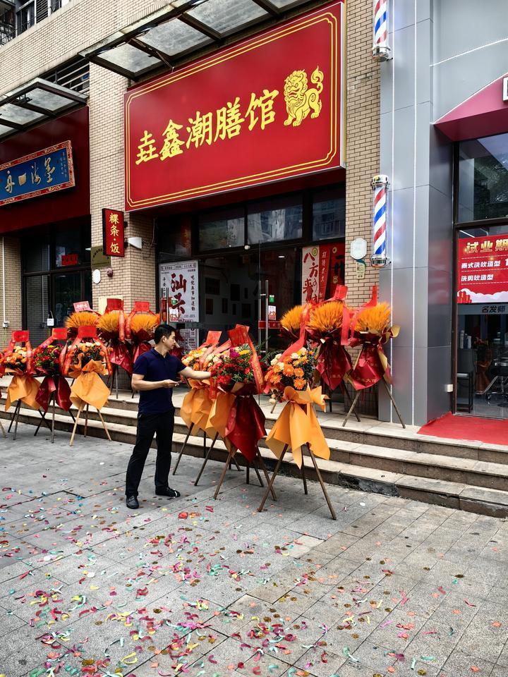 小区附近的底商开了家小餐厅，这样名字的餐厅生意会好吗？
说实话，大多数走过的路人