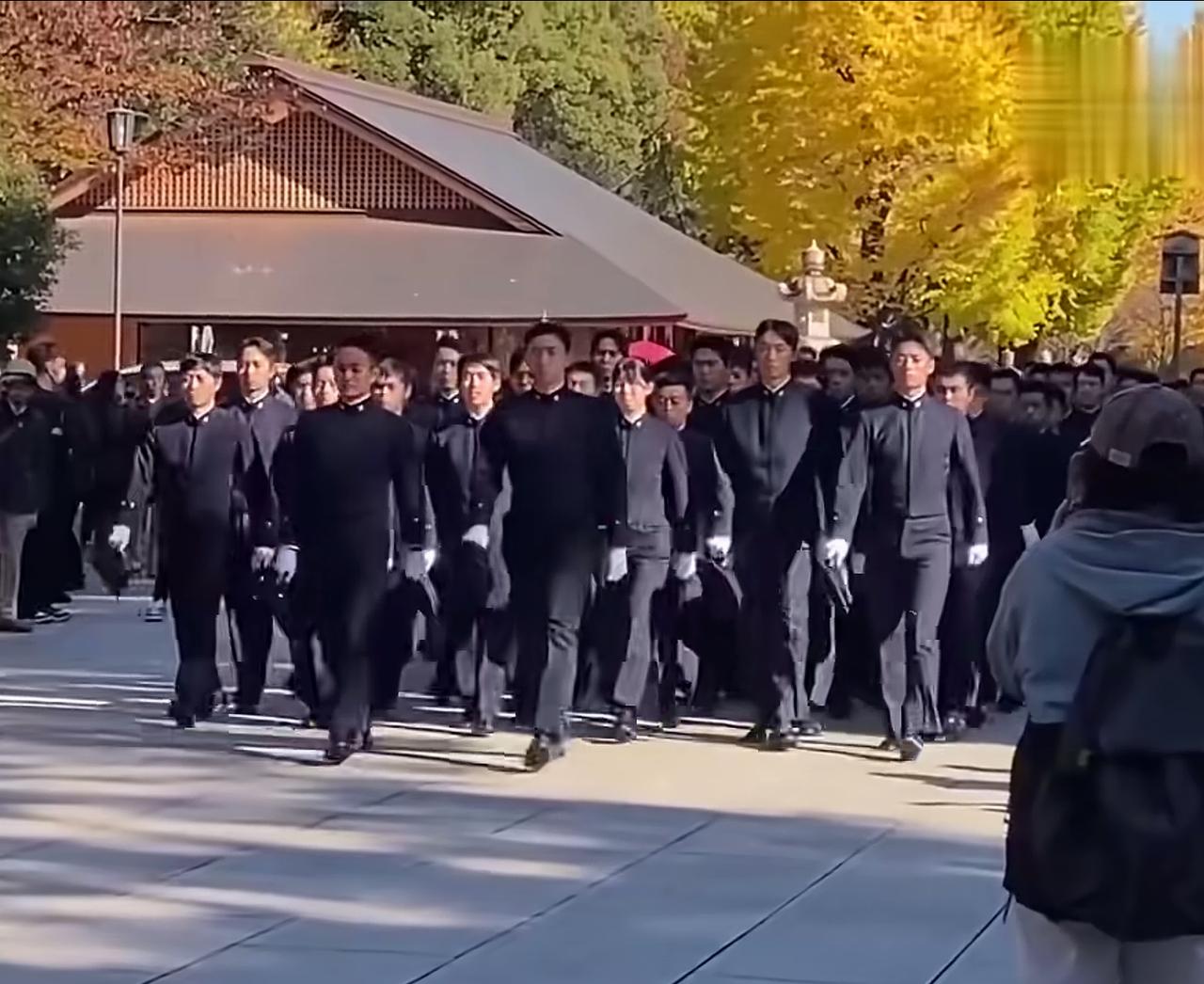 日本的青年到底在想什么？徒步60公里参拜靖国神社！
12月11号，日本防卫大学的