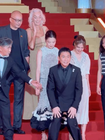 上影节评委合影时，辛芷蕾原本站在C位，梁朝伟来了后，就直接站在了辛芷蕾的前面，挡