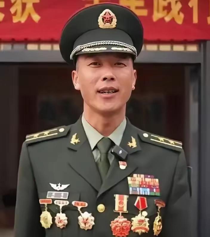 刘近，河南省驻马店市汝南县人，1985年2月生，现任陆军第七十六集团军某特战旅营