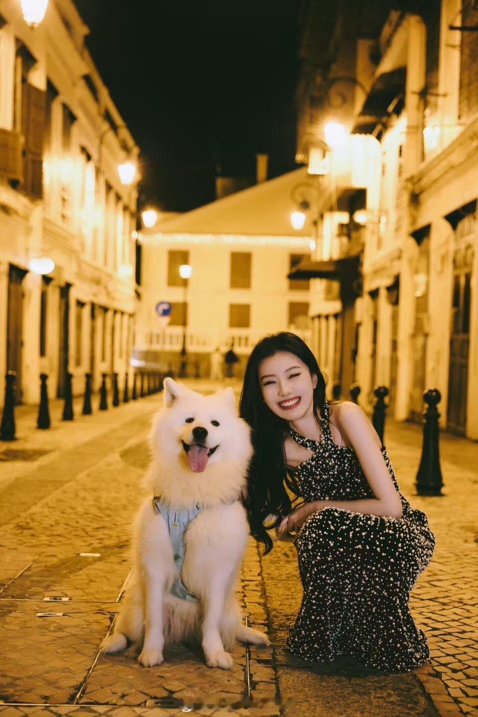 王鹤润这段像华兰见到鬼热闹 王鹤润用一场街头偶遇，完成了对角色最可爱的致敬。华兰