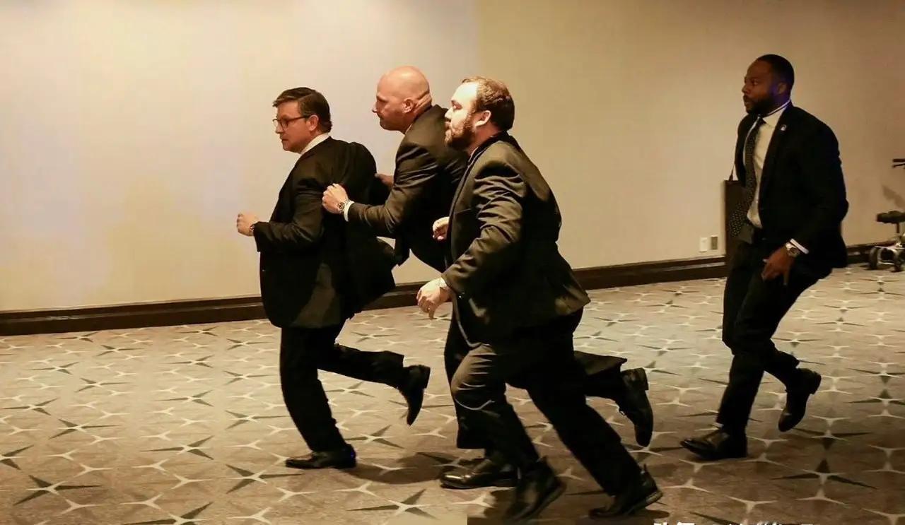 白宫发布会遇枪响，特朗普紧急撤离。
发布会现场突发状况，安保人员护送撤离。网友热