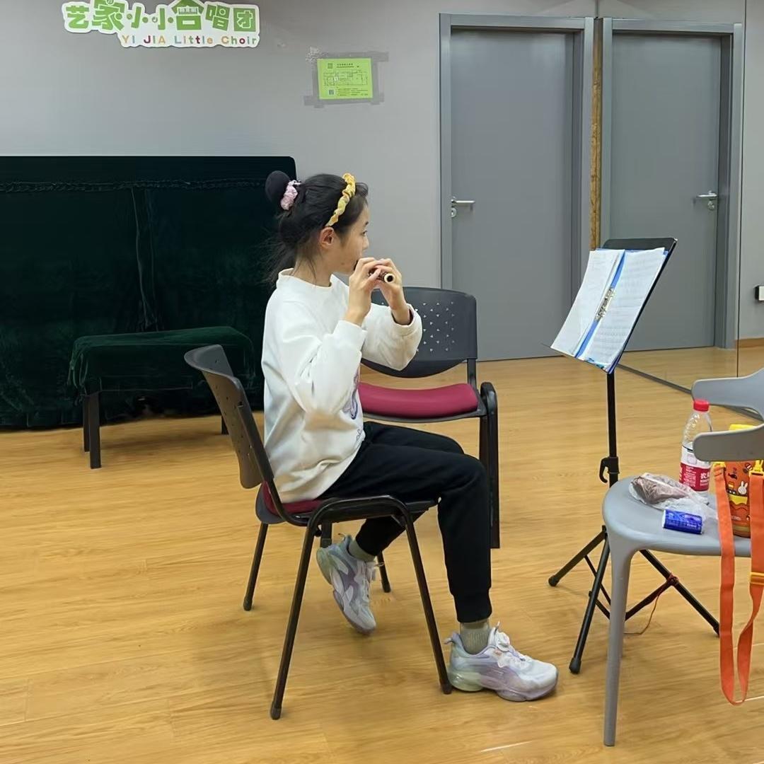 小孩儿的周末也不容易。周六上午看了一场儿童剧演出，下午少年宫舞蹈预备团排练，周日