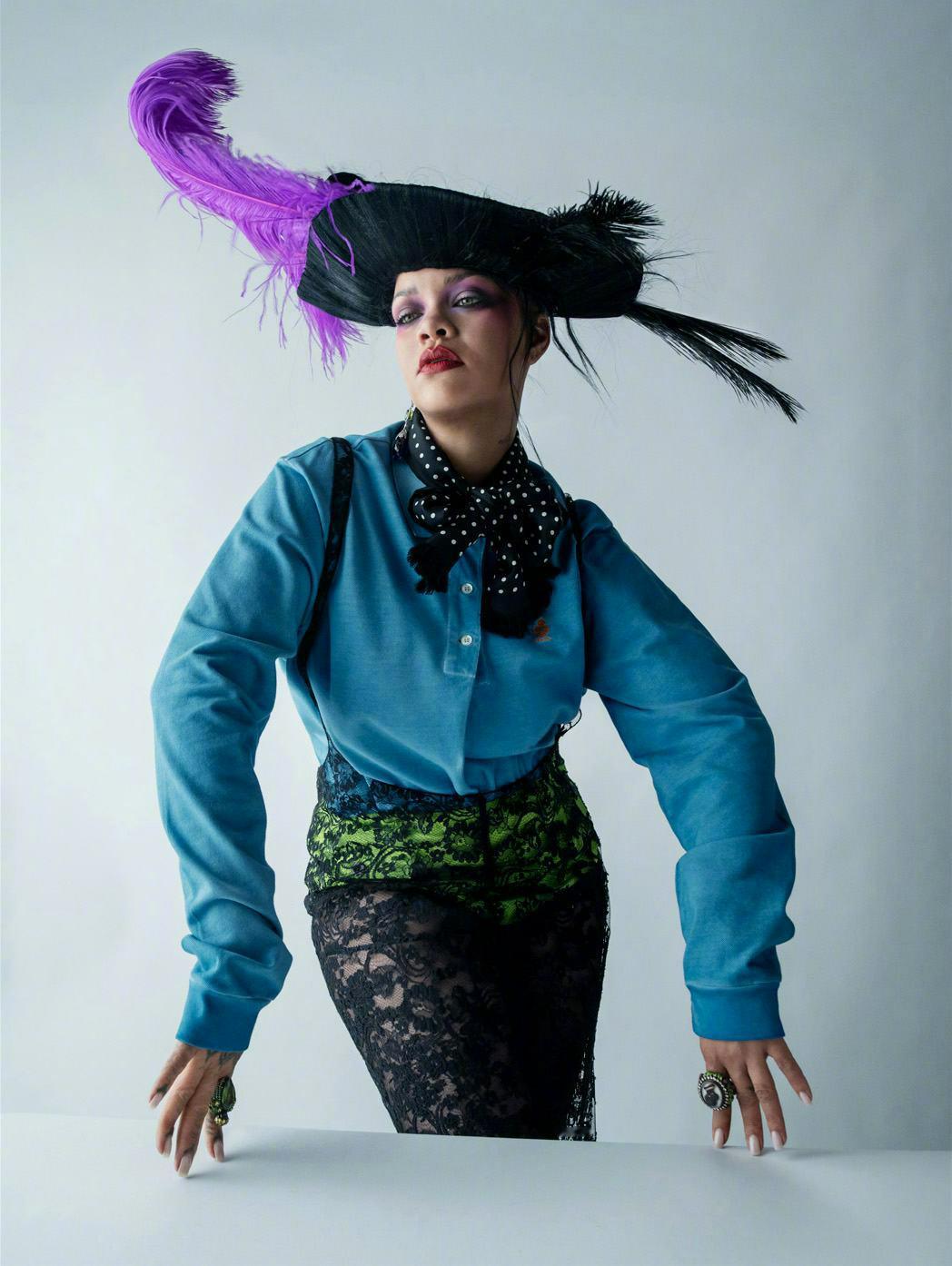 Rihanna “黎超模” W Magazine 杂志封面人物，抱着孩子出镜，分